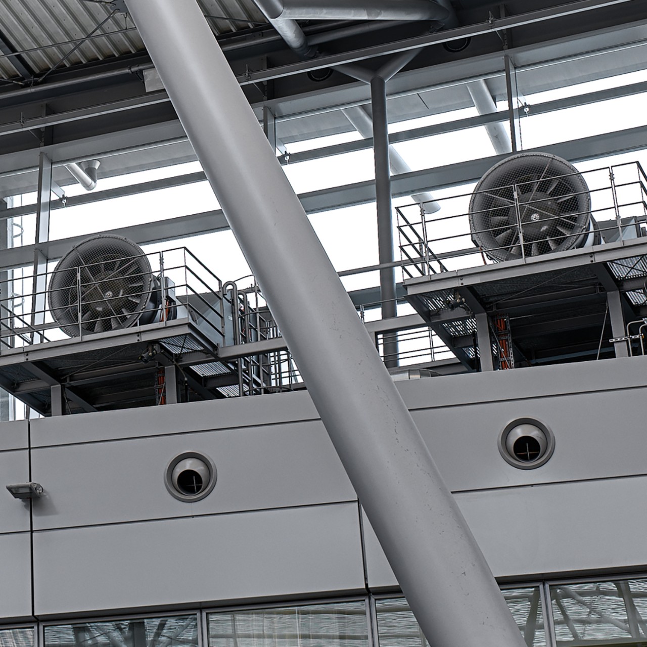 eaton-airport-duesseldorf-two-fans
