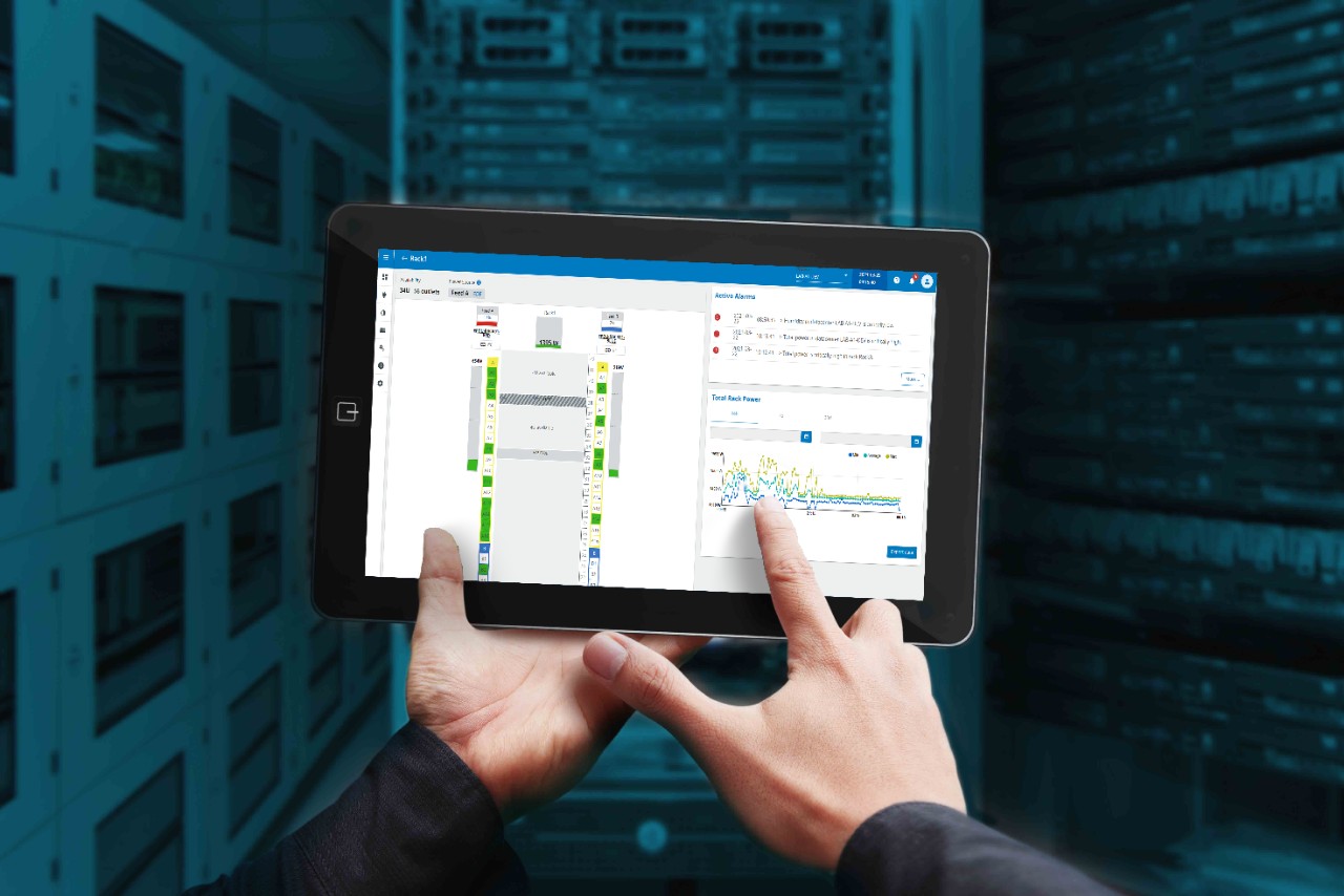 IT professional using Eaton Intelligent Power Manager (IPM) for UPS and PDU power management