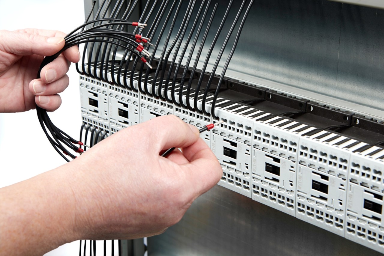 eaton push in efficient working with two hands