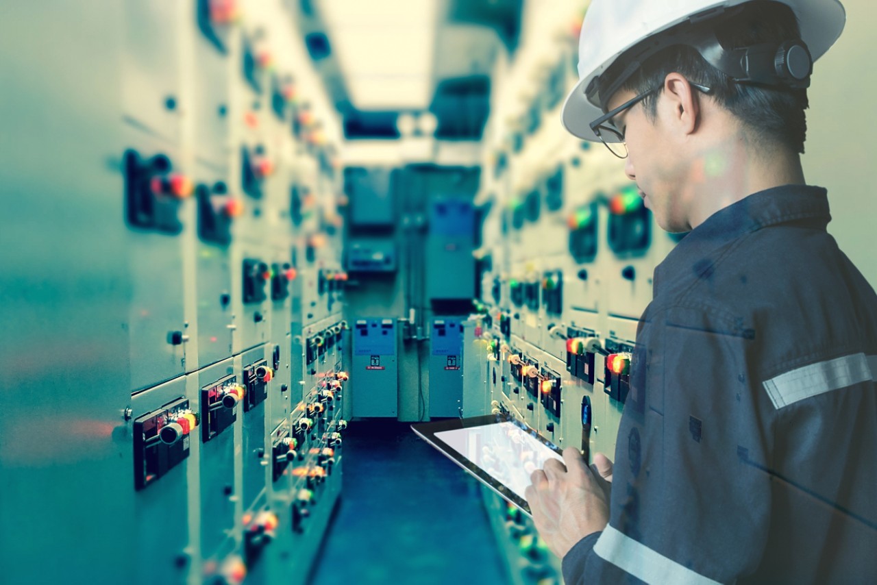 engineer-w-eaton-mcc-switchgear-shutterstock-622619357