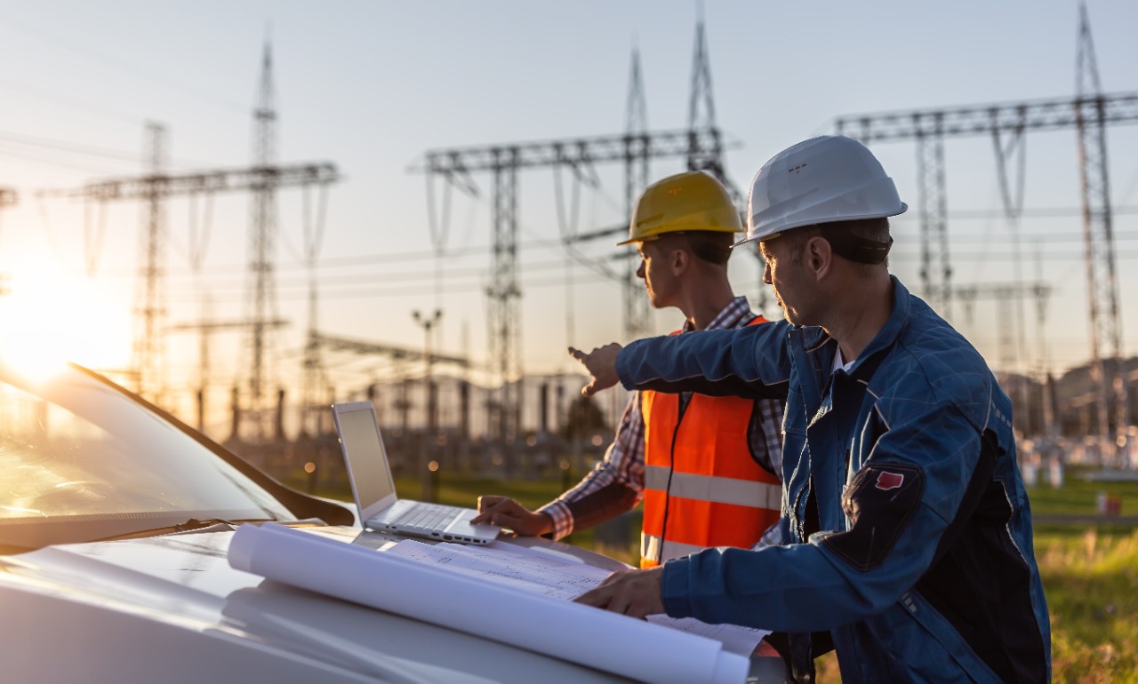 This image shows two engineers discussing distribution plans. 
