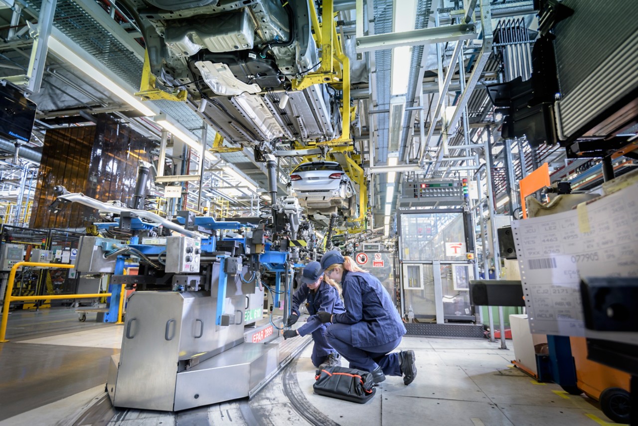 3d-render-cars-on-production-line-robotic-assembly-getty-1320950393