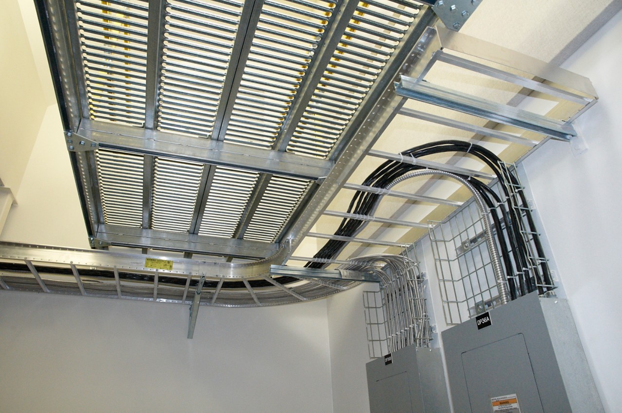 Eaton strut trapeze support tray walkway