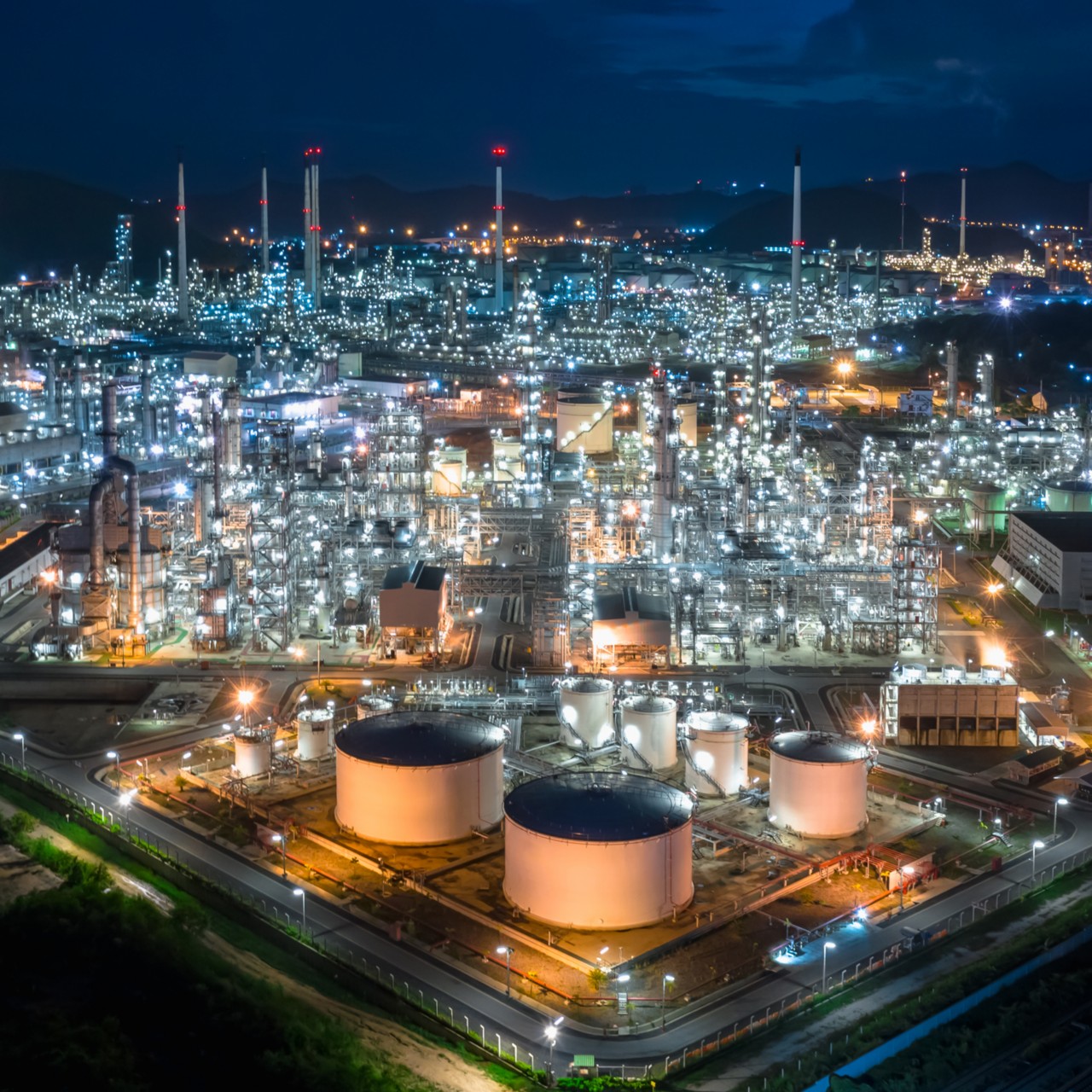crouse-hinds-global-proj-mgmt-refinery.jpg